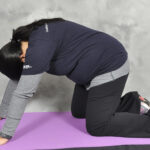 Femme enceinte en position du dos rond