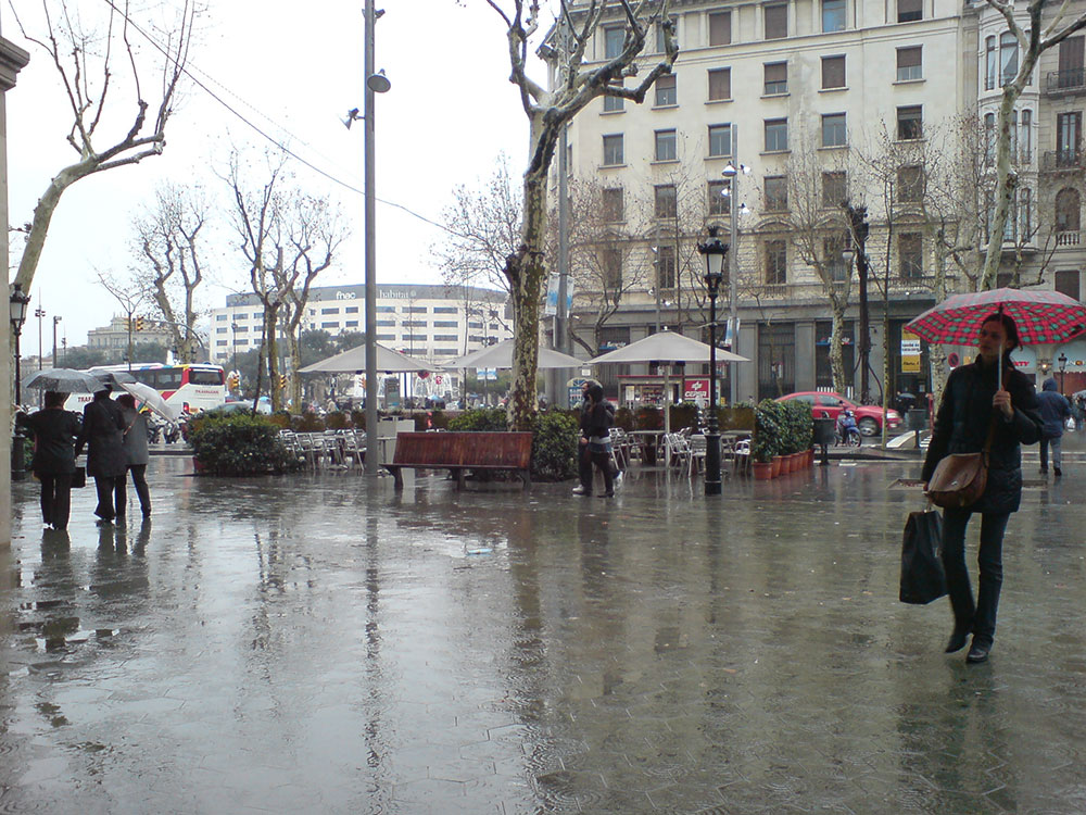 Des passants sous des parapluies marchent