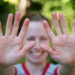 Une femme montre la paume de ses mains